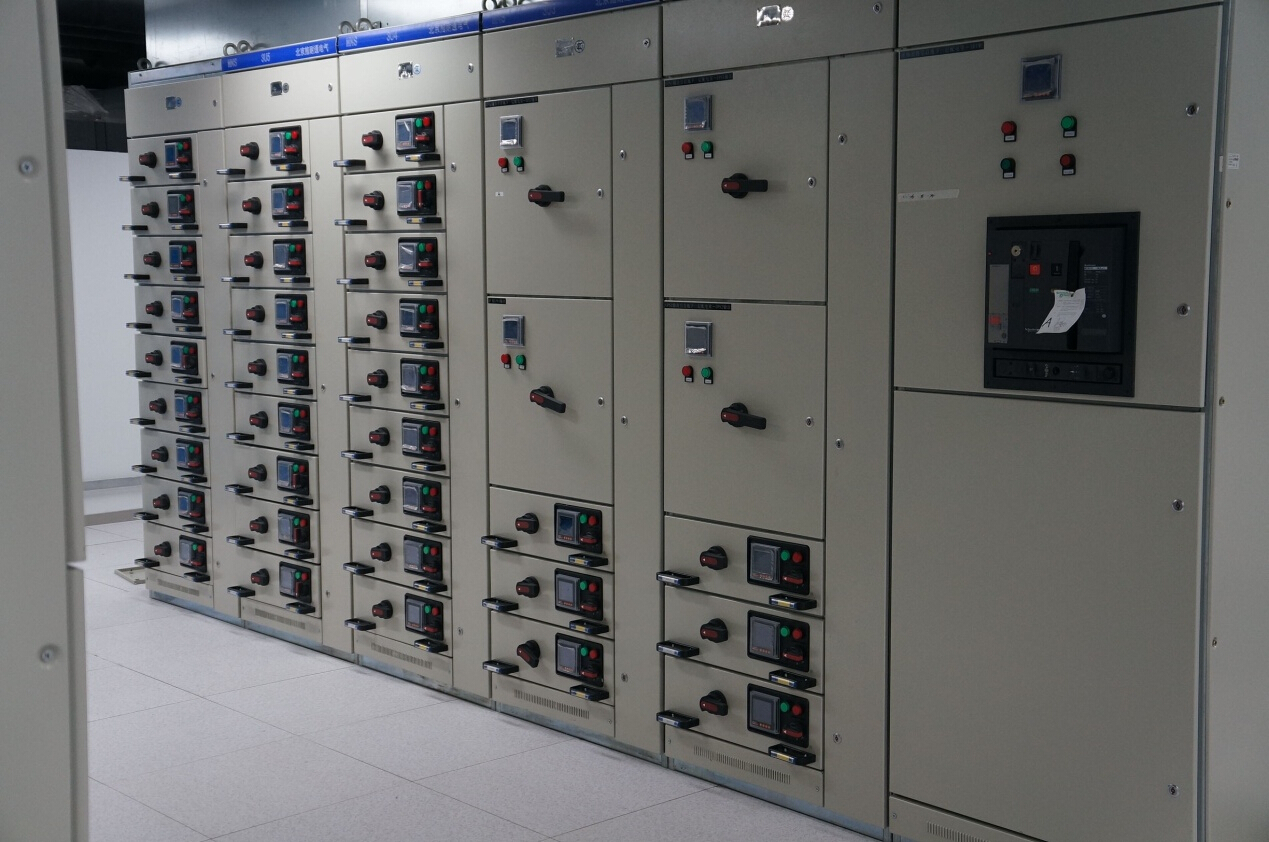 采用雙路市電、UPS、確保機(jī)房設(shè)備穩(wěn)定運(yùn)行